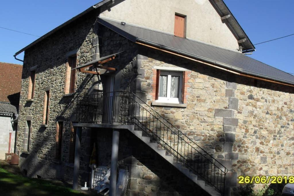 Gite A La Ferme Pres Vulcania-Gr89 La Goutelle ภายนอก รูปภาพ